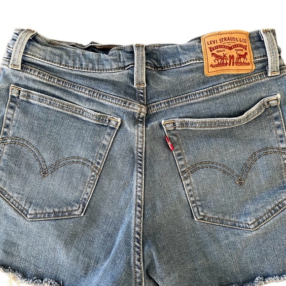 Levi’s Hi-rise Shorts med blue wash size 30 Waist with 11” rise jean shorts. - Picture 4 of 9